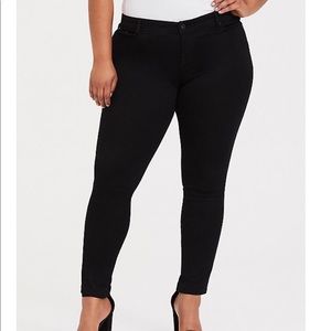 NWOT torrid black skinny jeans